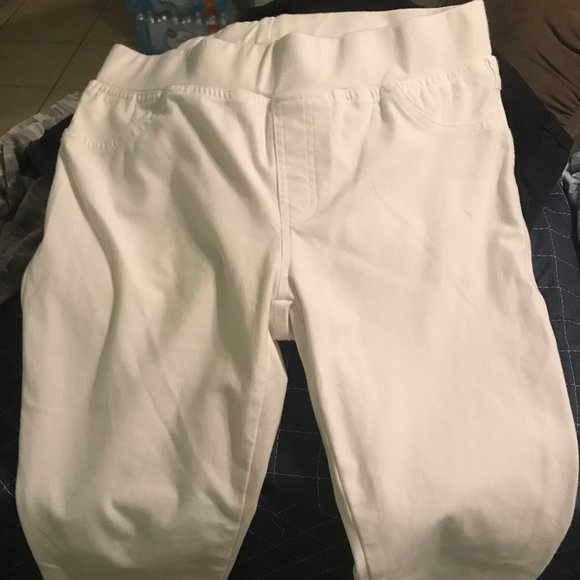 | Baccini | Make an Offer | White Capri Pants - Picture 4 of 8